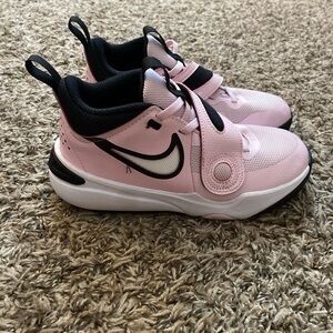 Nike Team Hussle D 11 Size 2